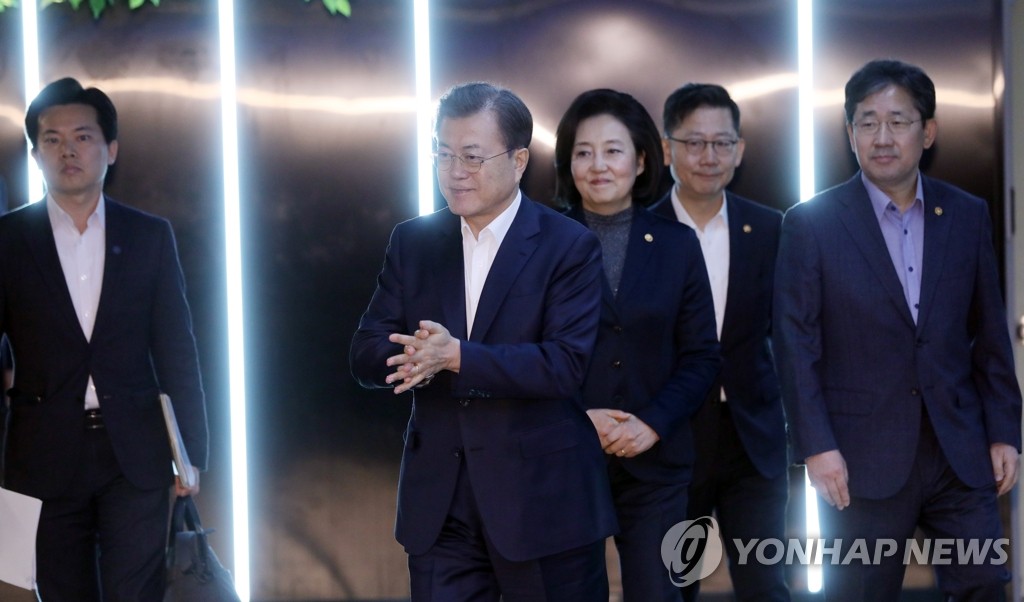 문 대통령, 손 소독하며 입장