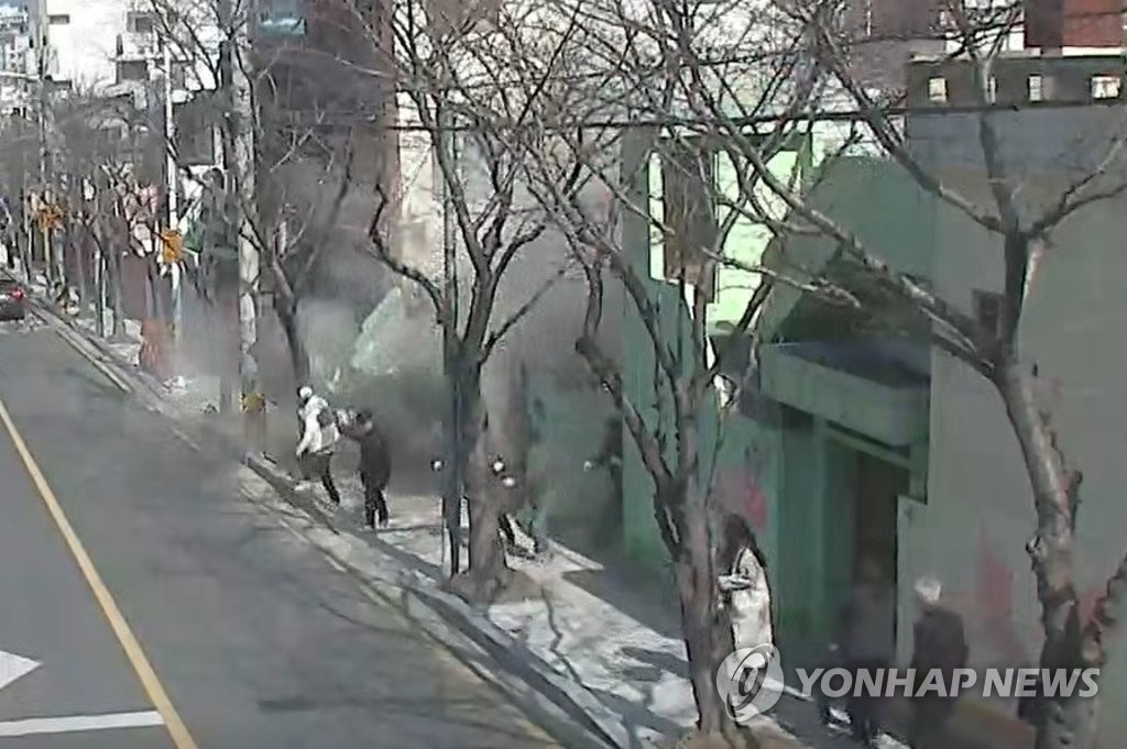 순식간에 건물이 폭삭