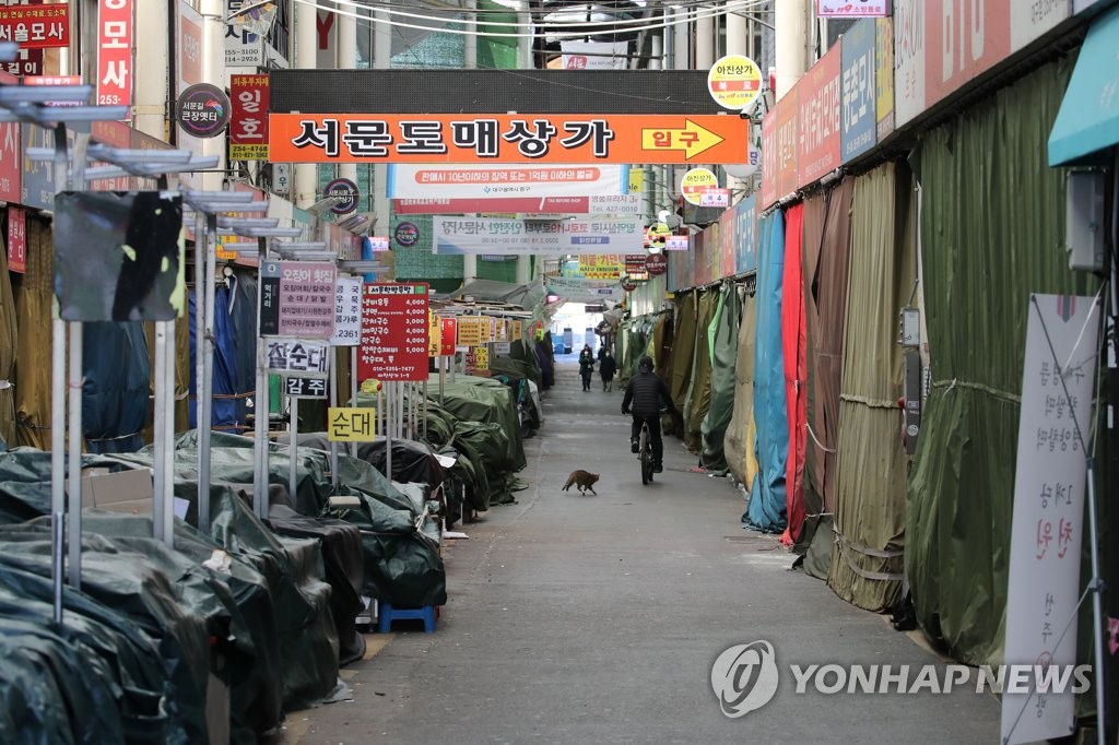 휴업으로 썰렁한 휴일 서문시장