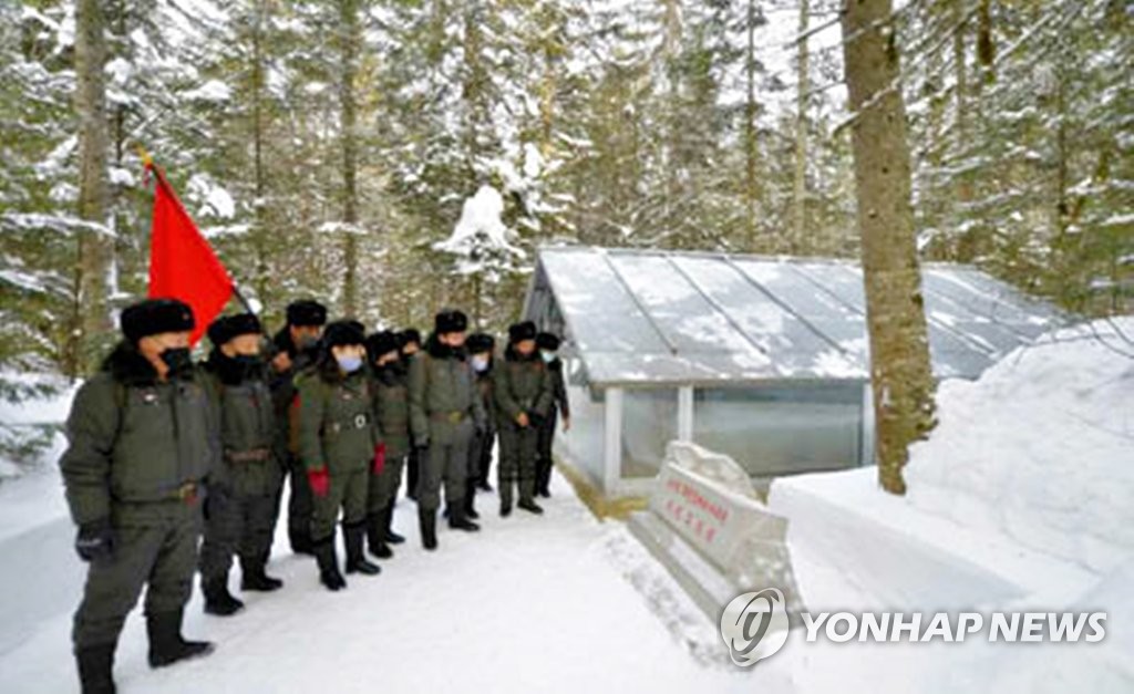북한 최고인민회의 대의원들, 마스크 끼고 백두산 답사