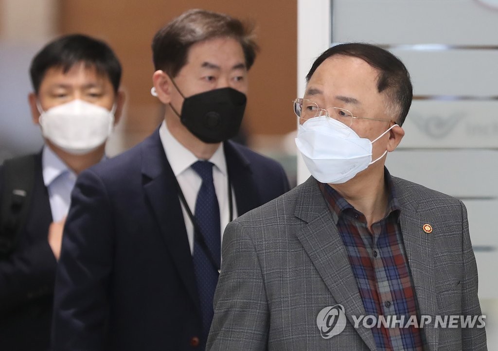 귀국하는 홍남기 경제부총리