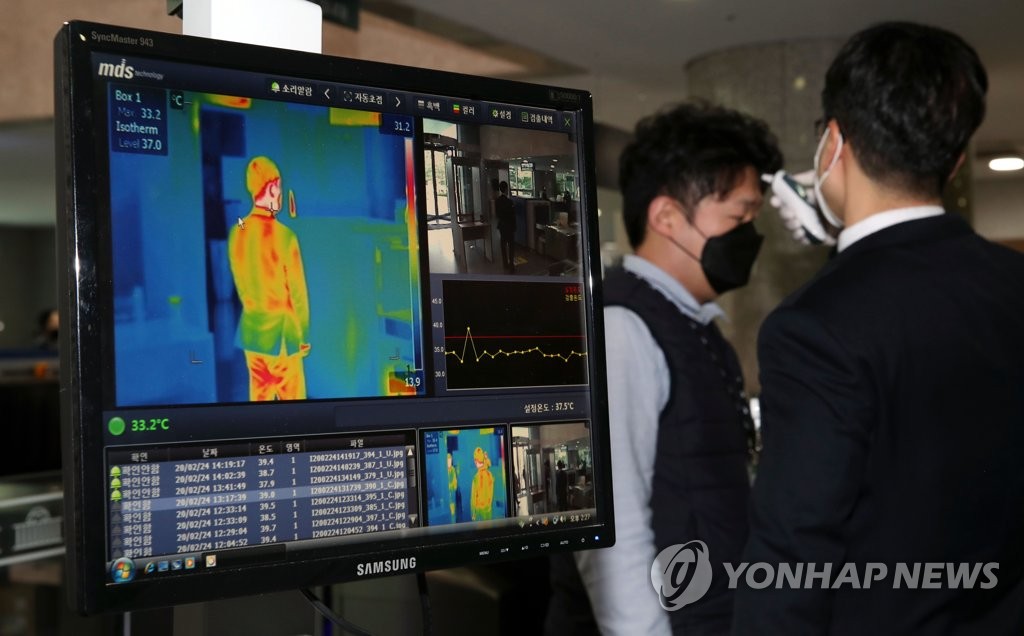 열화상 카메라 설치된 의원회관 출입구