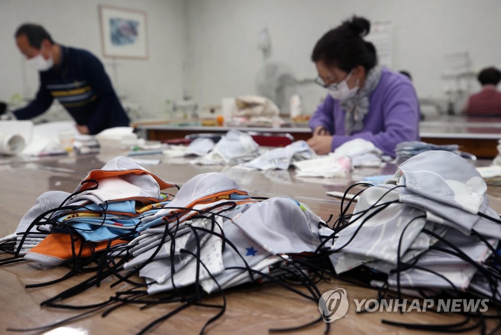 ′마스크 직접 만들어요′…강릉 평생학습관 자원봉사자들