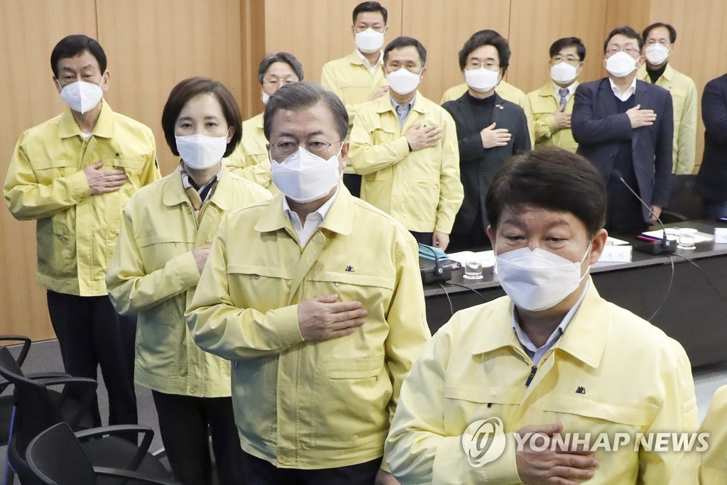 마스크 쓴 문 대통령