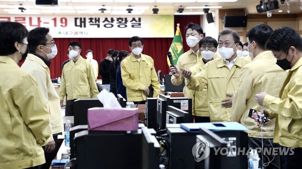범정부지원단원 격려하는 문 대통령