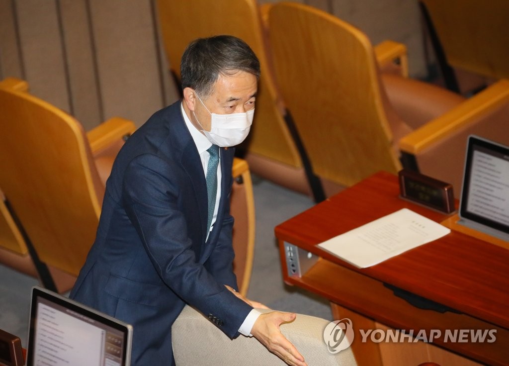 '코로나 3법' 통과 지켜본 박능후 장관
