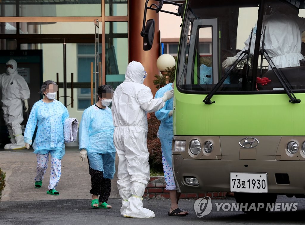 버스에 오르는 청도대남병원 환자들