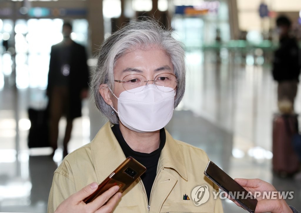 Foreign Minister Kang Kyung-wha speaks to the press at Incheon International Airport, west of Seoul, on March 5, 2020. (Yonhap)