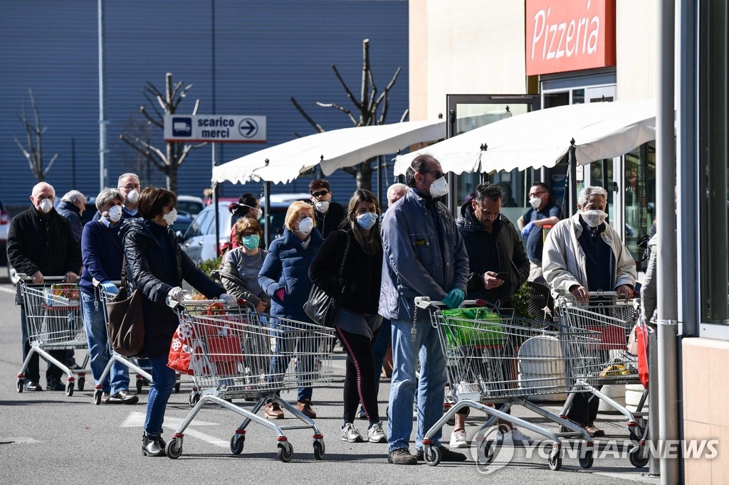 '전국 이동제한령' 이탈리아 슈퍼마켓 앞의 주민들