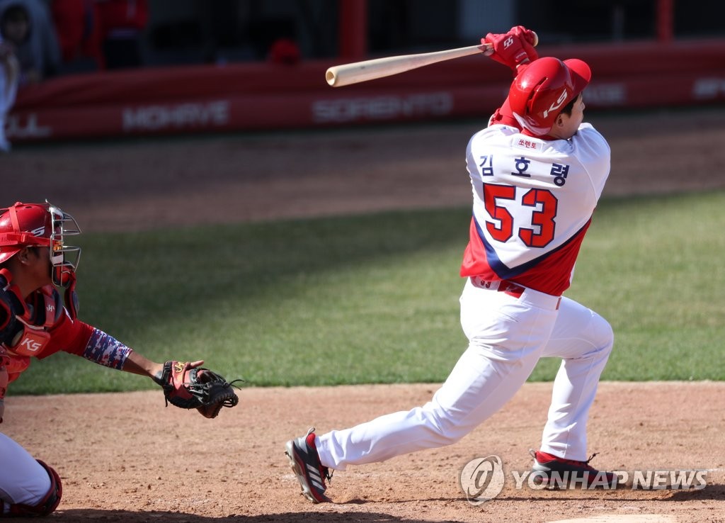 Kim Ho-ryung of the Kia Tigers hits a solo home run in an intrasquad game at Gwangju-Kia Champions Field in Gwangju, 330 kilometers south of Seoul, on March 20, 2020. (Yonhap)