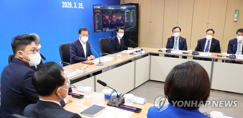 문 대통령, 코로나19 진단시약 업체와 간담회
