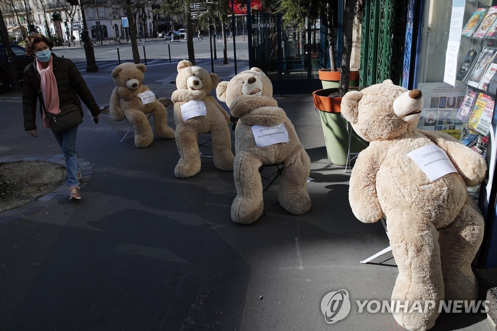 코로나19 '사회적 거리 두기' 홍보하는 파리 곰 인형