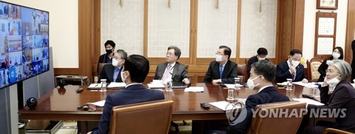 G20 화상회의 보는 수행원들