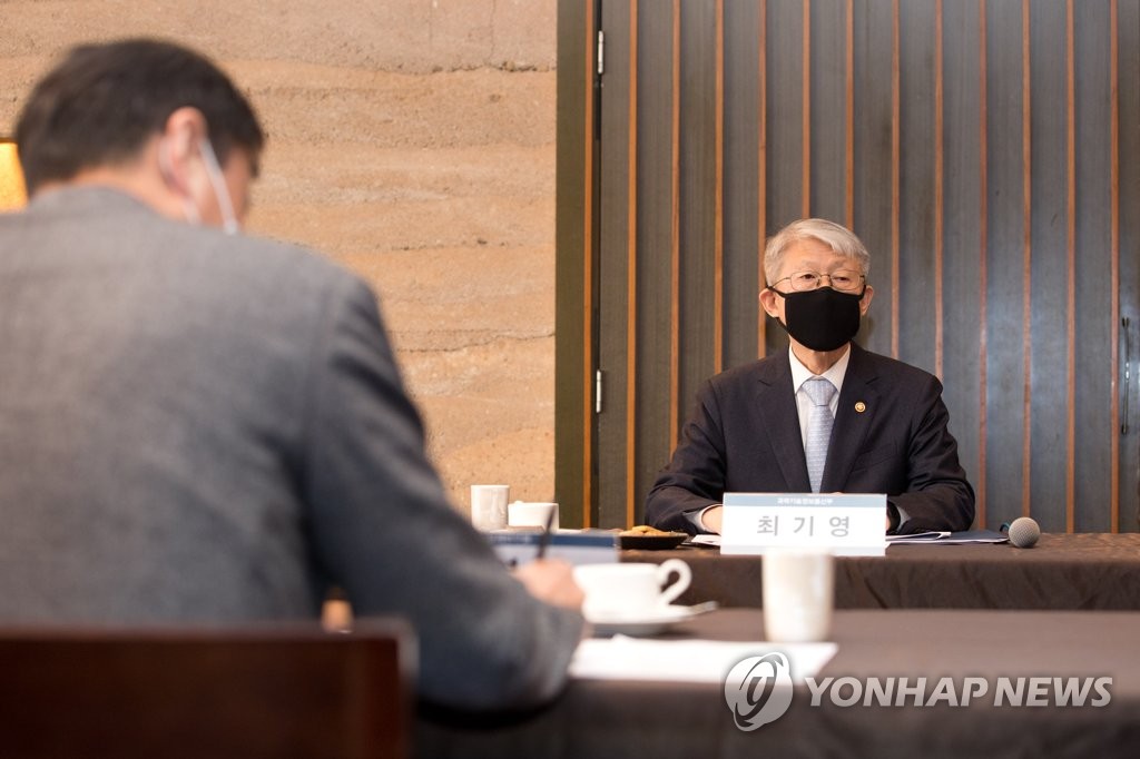 경제전문가 간담회 참석한 최기영 장관