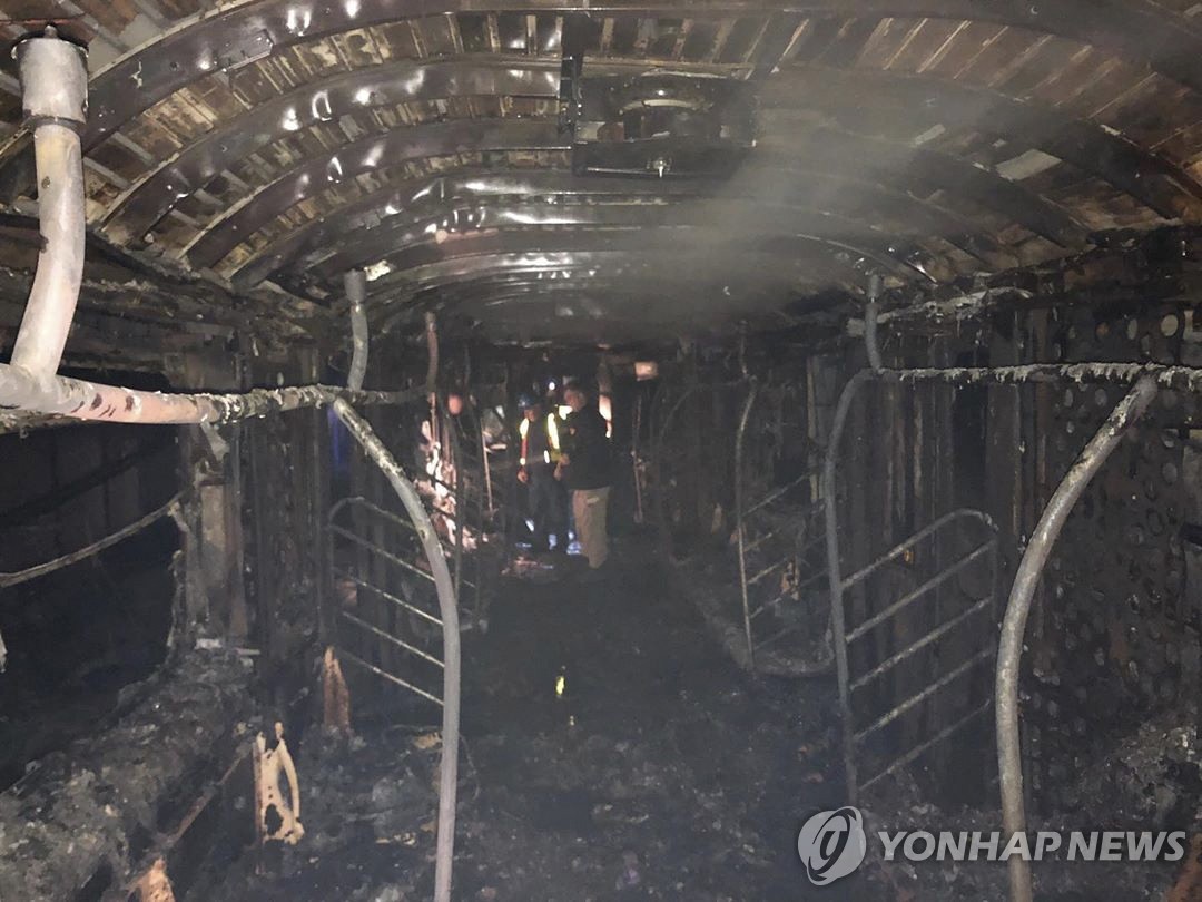 '방화 추정 화재' 전소한 뉴욕 지하철의 객실 내부