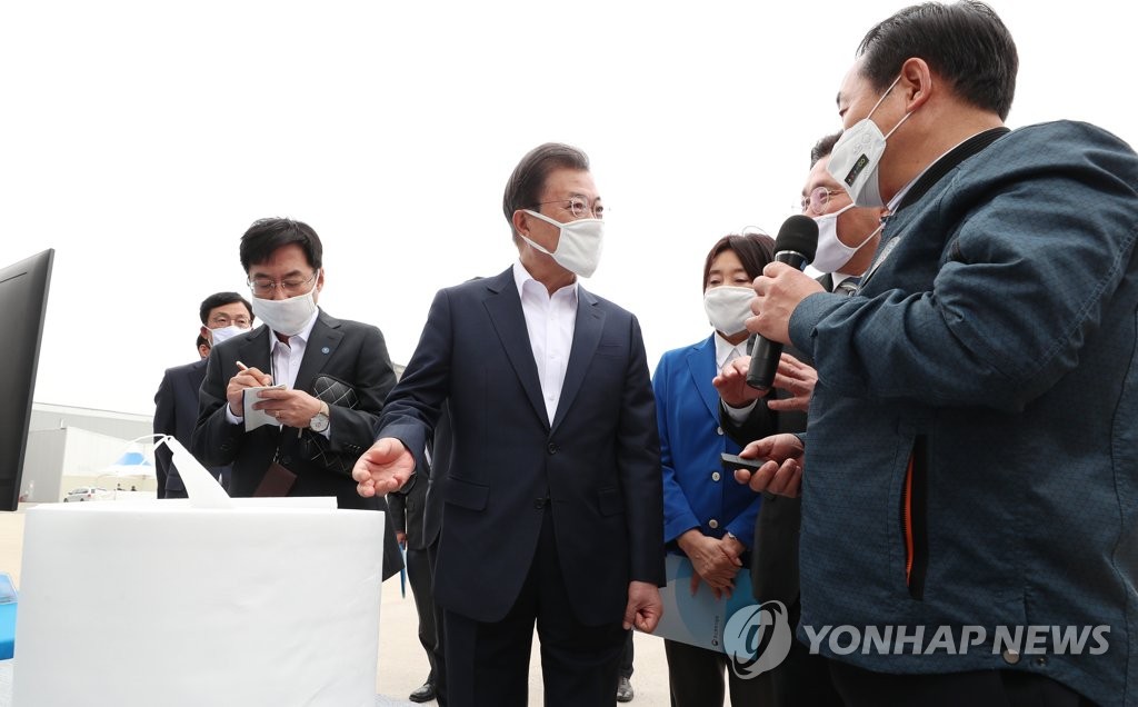 멜트블로운 필터 설명 듣는 문 대통령