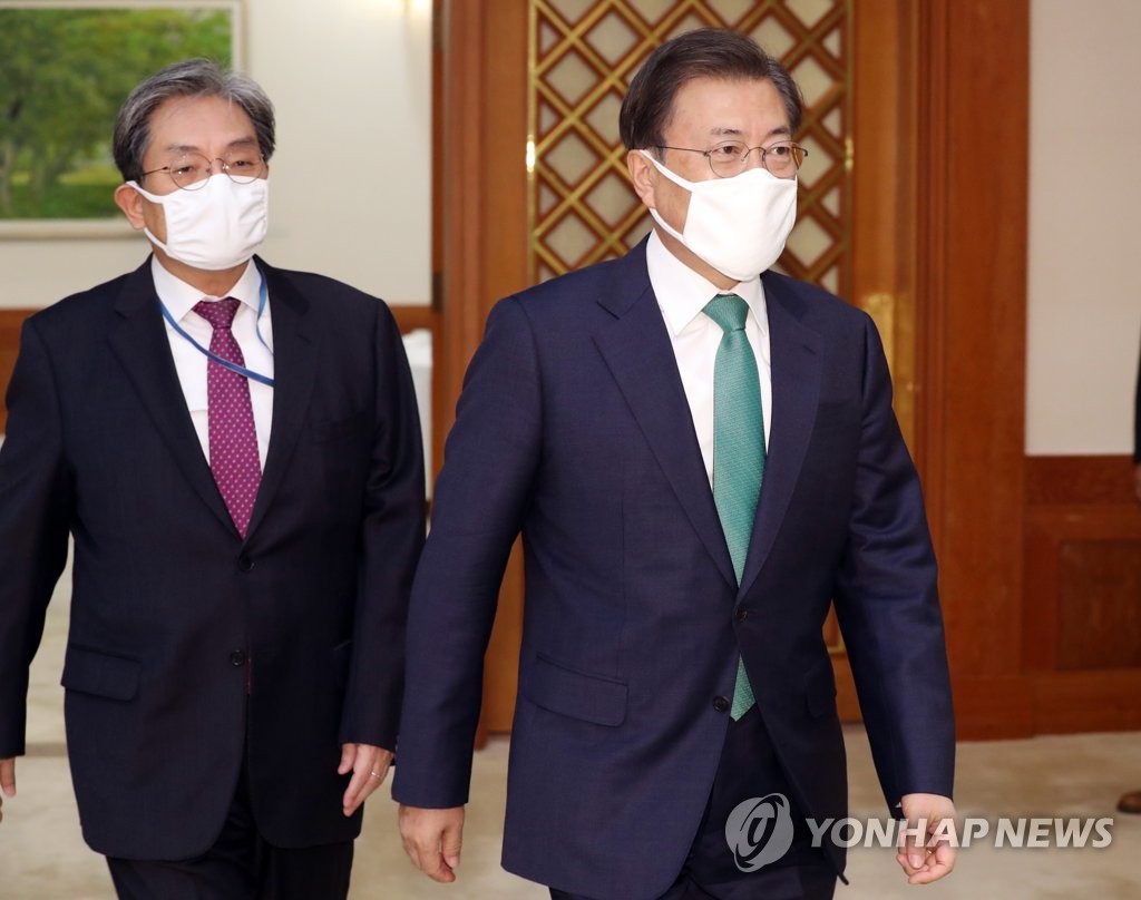 위촉장 수여식 참석하는 문 대통령