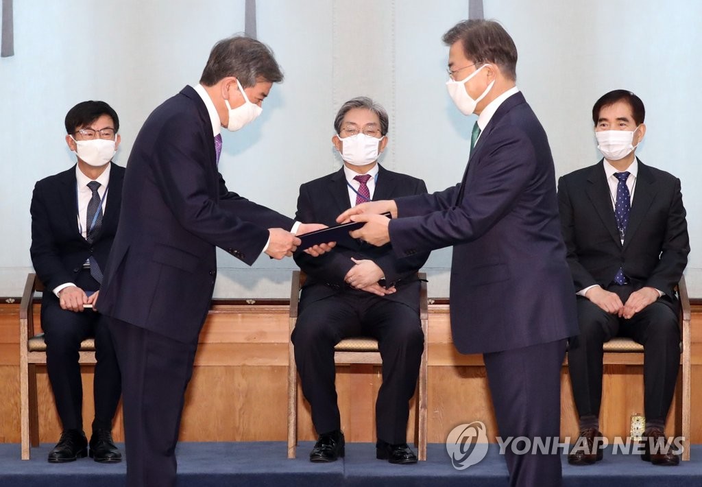 위촉장 받는 김진경 국가교육회의 의장