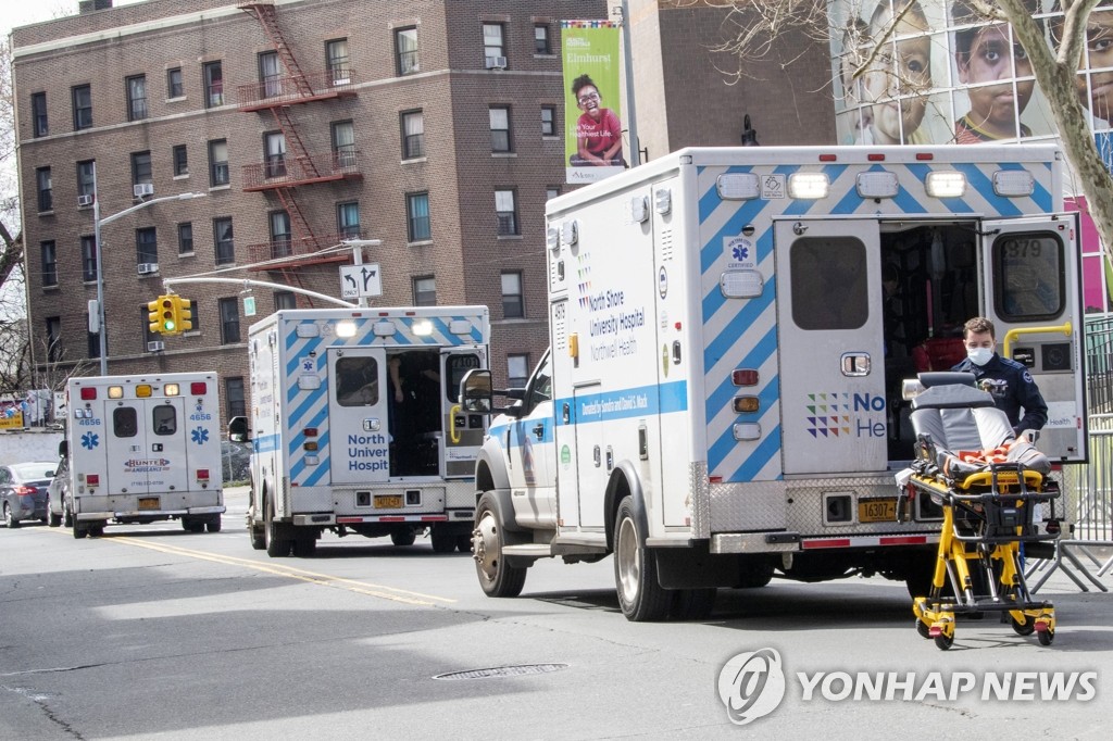 뉴욕 병원 앞 '코로나19 대응' 구급차들