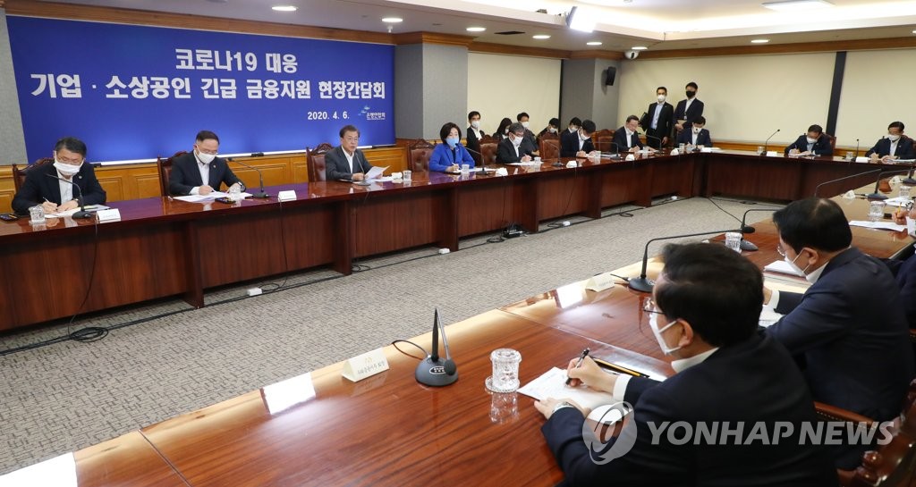 간담회에서 발언하는 문 대통령