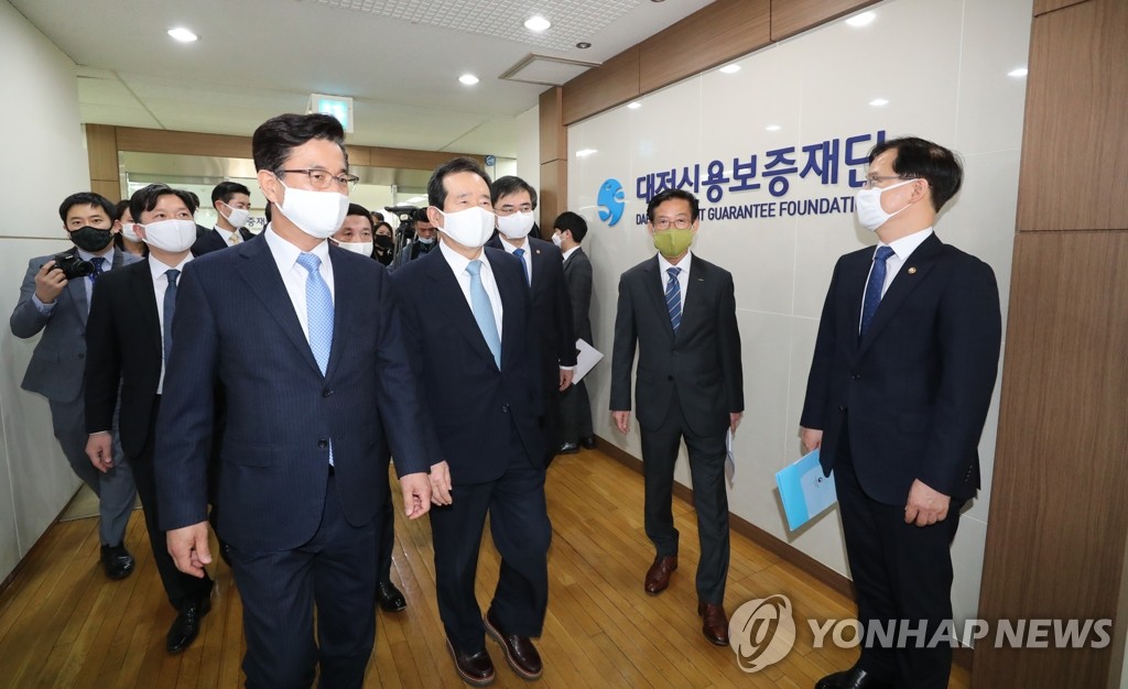 소상공인 자금지원 점검 나선 정세균 총리