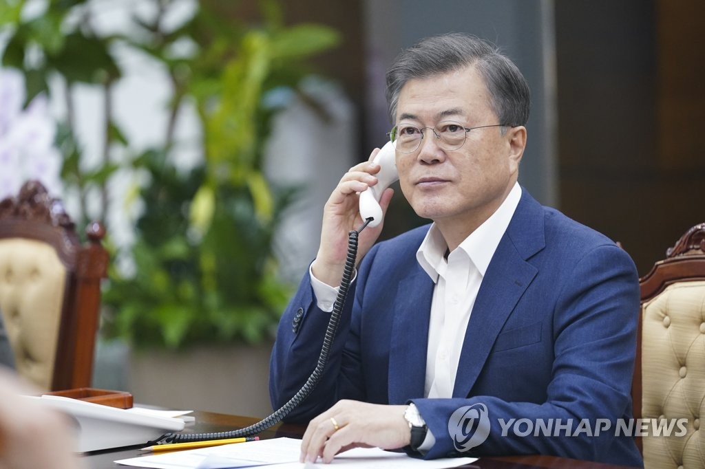 President Moon speaks with Australian PM President Moon speaks with Australian PM