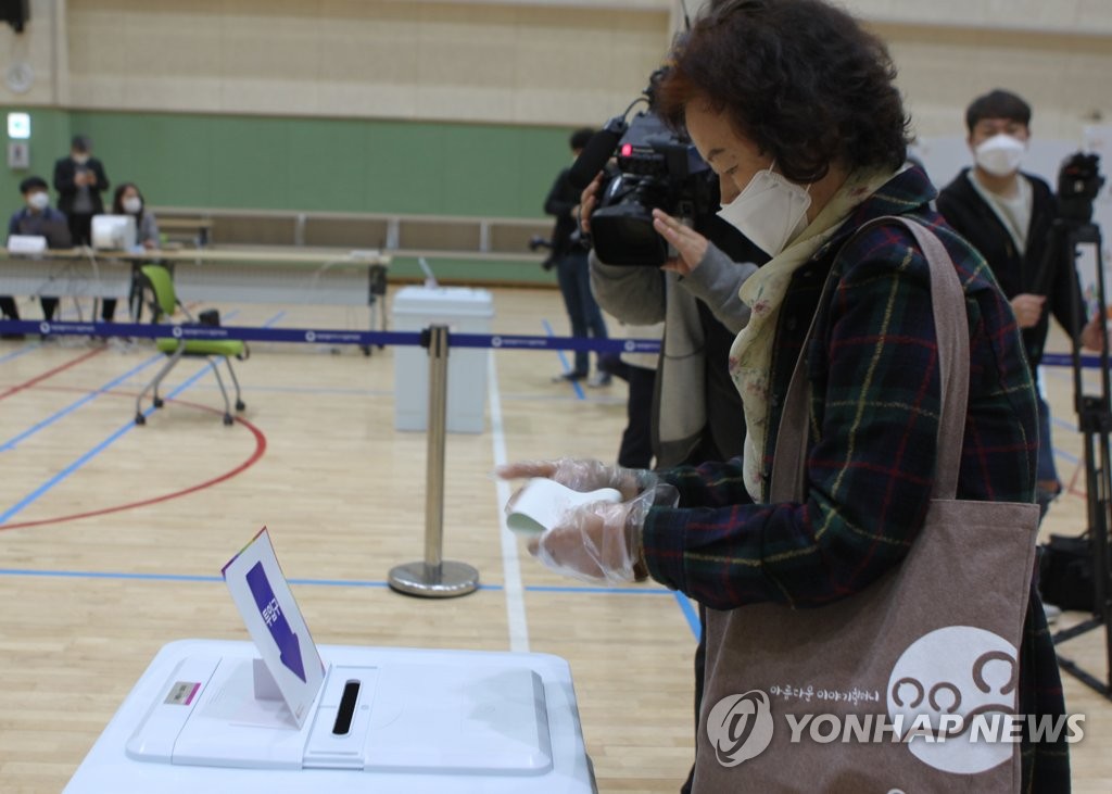 "투표에도 마스크·비닐장갑은 필수"