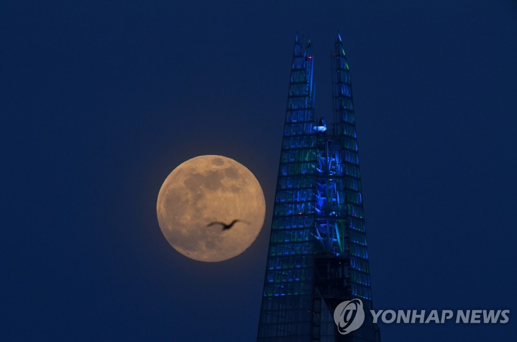 영국 런던 밤하늘에 떠오른 '슈퍼문'