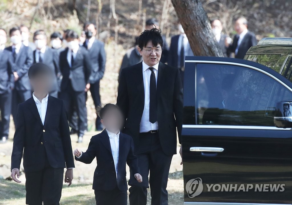 조양호 회장 1주기 추모 행사 마치고 나오는 조원태
