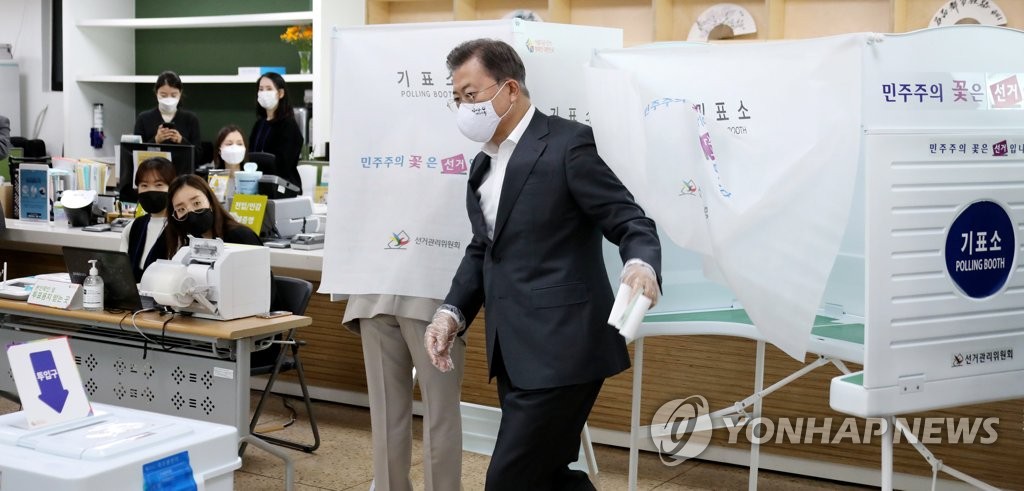 투표함 향하는 문 대통령