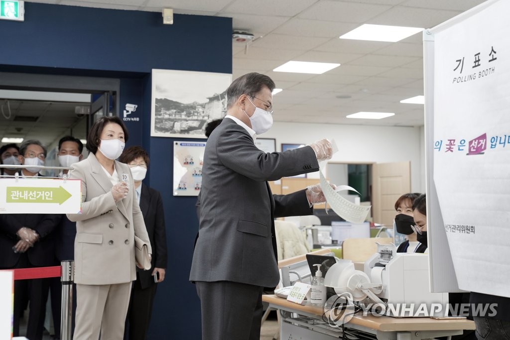 투표용지 받은 문 대통령