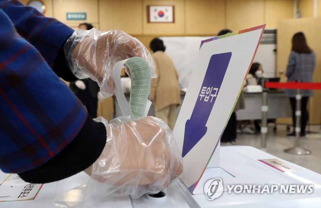 A voter casts a ballot in early voting for the April 15 parliamentary elections at a polling station in the southern Seoul ward of Gangnam on April 10, 2020. (Yonhap)