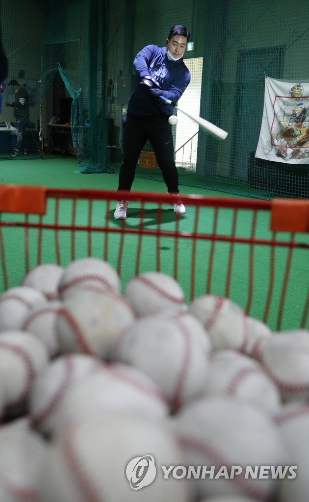 Choi Ji-man of the Tampa Bay Rays swings a bat at a private baseball academy run by his brother in Incheon, 40 kilometers west of Seoul, on April 13, 2020. (Yonhap)