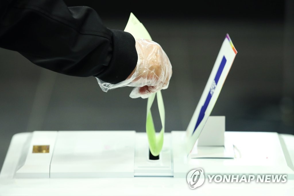 비닐장갑 끼고 투표