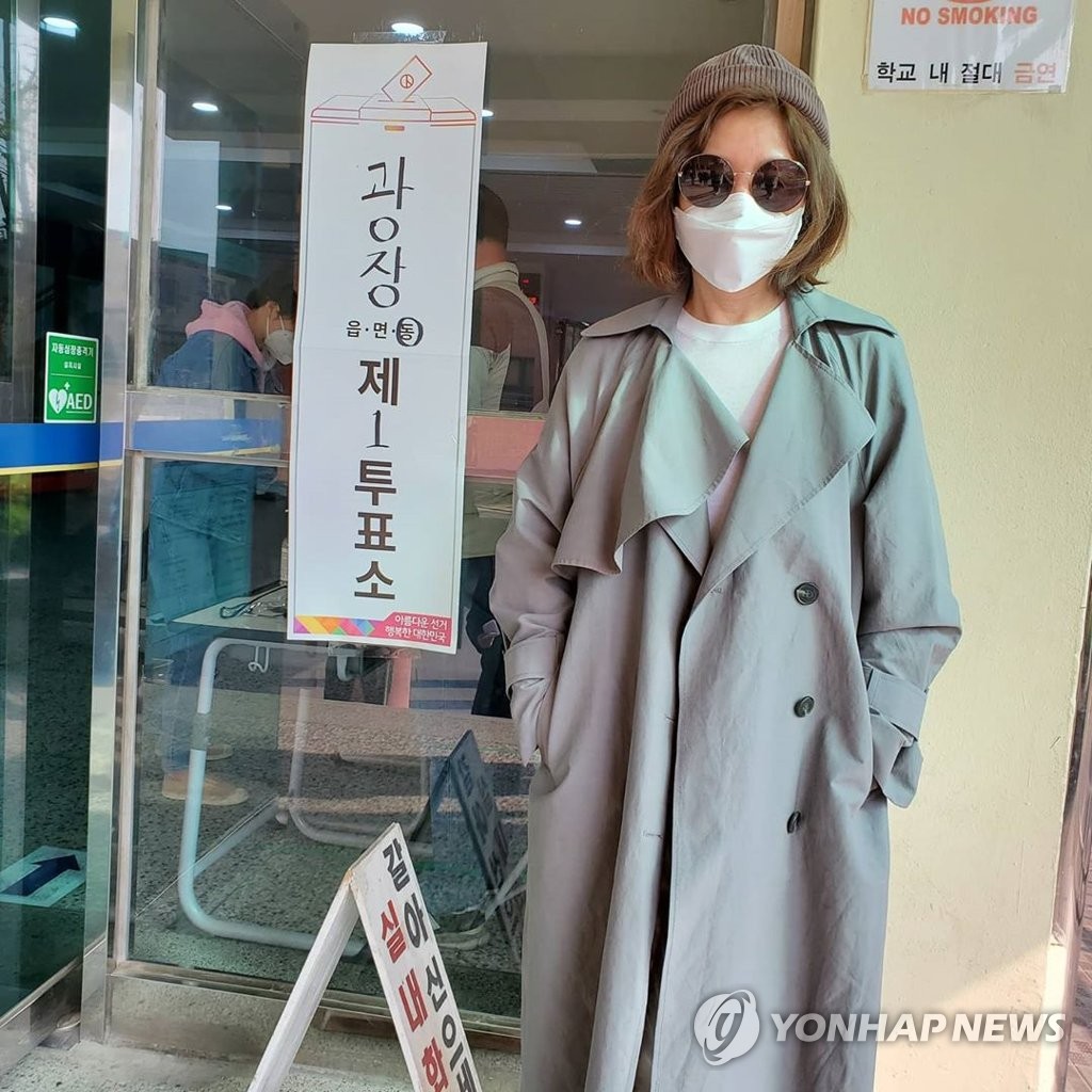 투표 인증샷 남기는 최명길