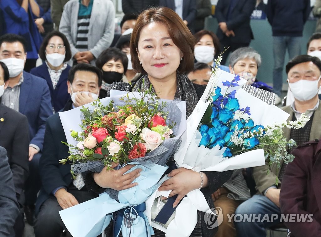 축하 꽃다발 받은 이재정