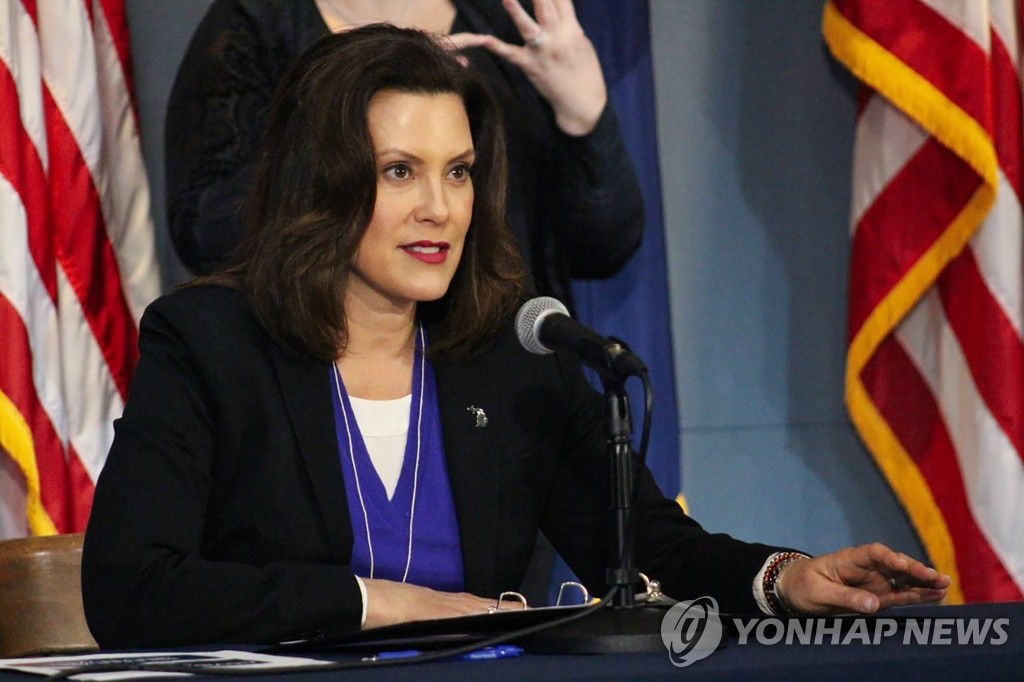 코로나19 '규제 완화' 계획 밝히는 그레천 휘트머 미 미시간 주지사