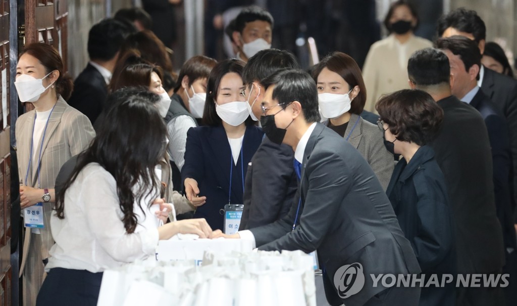 워크숍 참석하는 더불어민주당-시민당 초선의원
