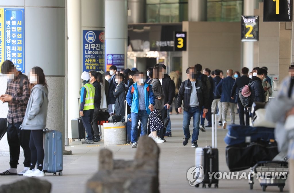 Jeju International Airport on South Korea's southern resort island of Jeju bustles with tourists on April 29, 2020, one day ahead of a long holiday until May 5. (Yonhap)