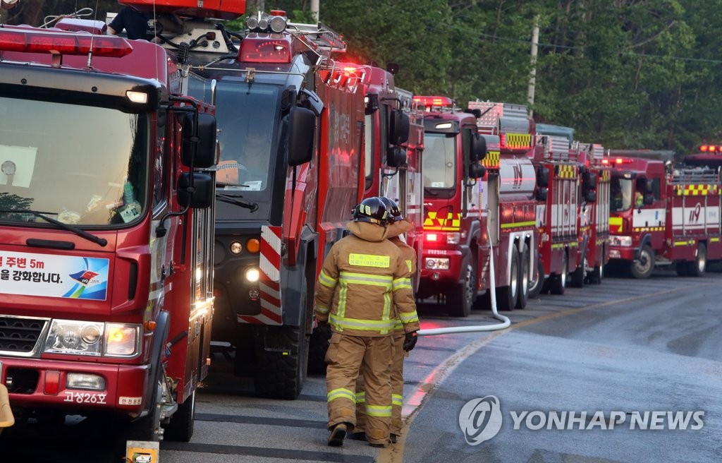 산불 진화 위해 각지에서 달려온 소방관들