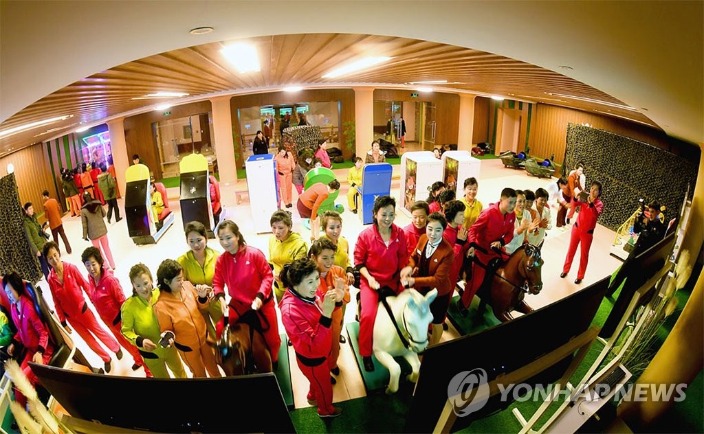 북한, 양덕온천문화휴양지 띄우기…오락시설 이용하는 주민들