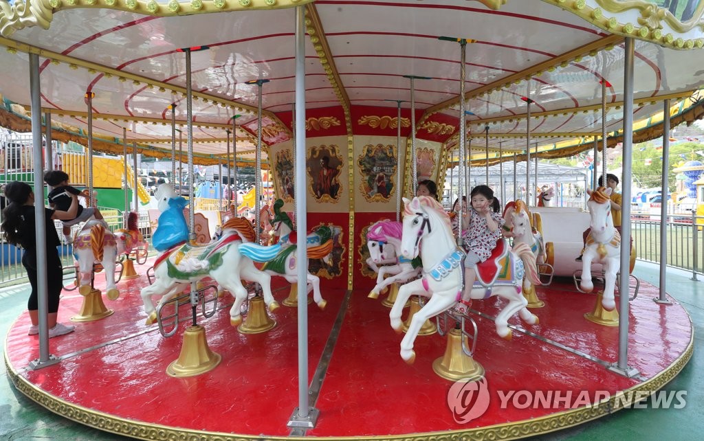 내일은 어린이날, 즐거운 표정의 어린이들