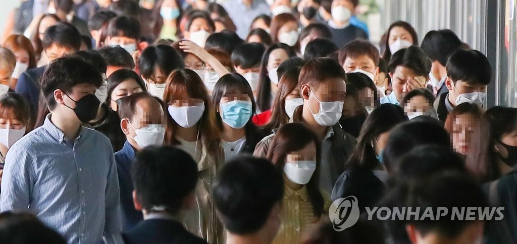 韓国は６日から、経済・社会活動を再開しながら日常生活で防疫に取り組む体制に移行した。同日午前、ソウル市内の地下鉄駅内を移動する市民＝（聯合ニュース）