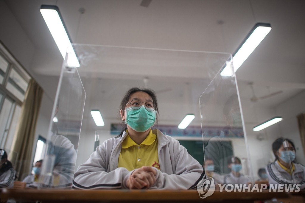 중국 우한 중학교 책상에 설치된 '코로나19 투명 가림막'