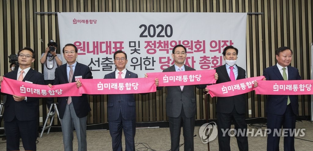 기념촬영 하는 신임 원내대표 주호영·정책위의장 이종배