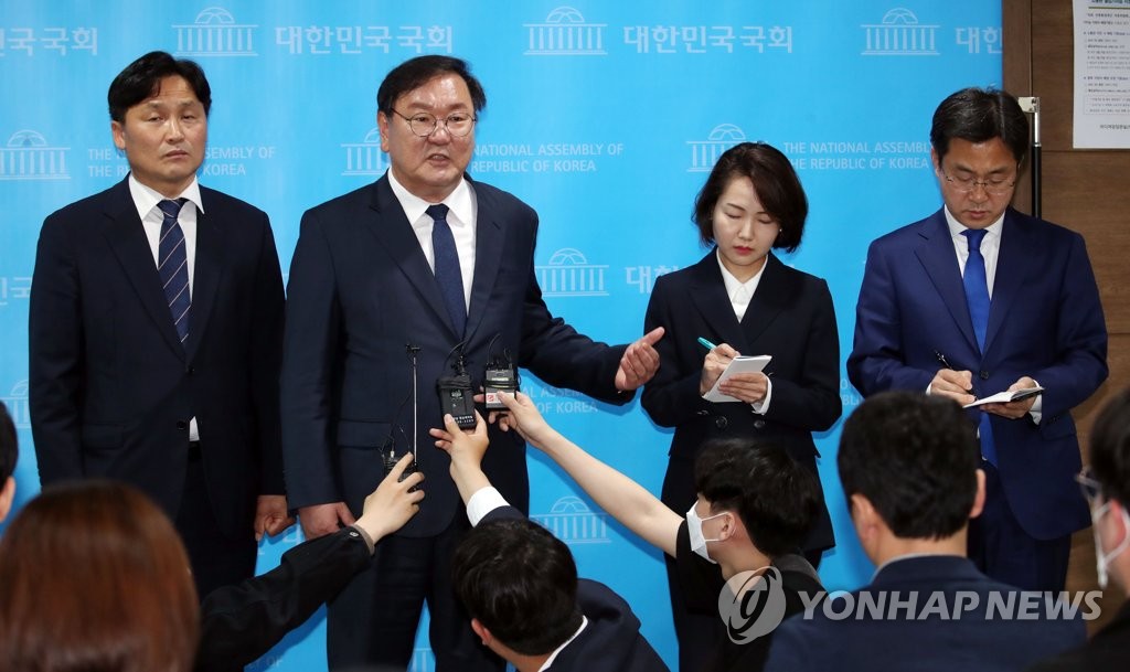 취재진 질문 답하는 김태년 원내대표