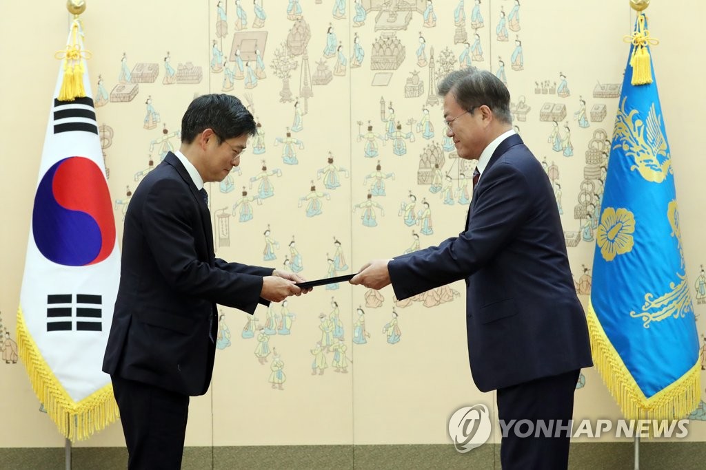 문 대통령, 이승택 신임 선관위원에게 임명장 수여