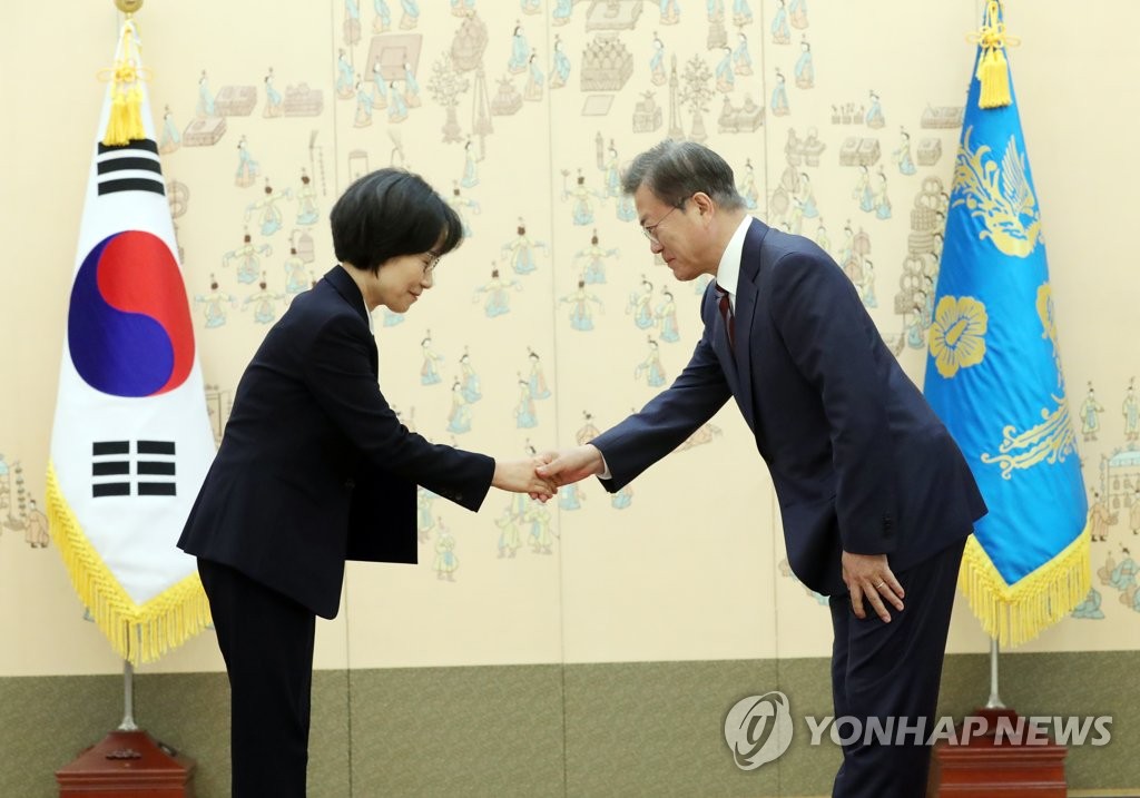 문 대통령, 정은숙 신임 선관위원에게 임명장 수여