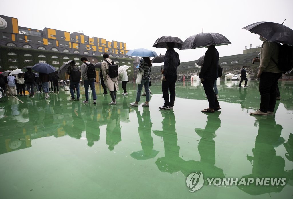 SK holds recruiting test amid virus woes SK holds recruiting test amid virus woes