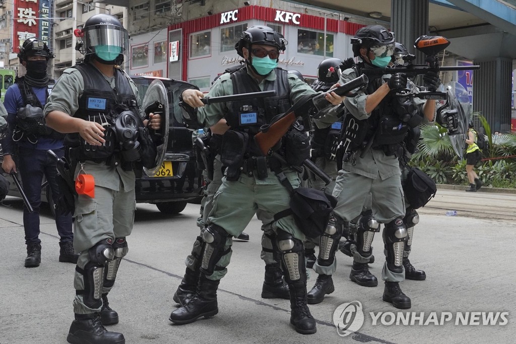 '홍콩보안법' 반대 시위대에 최루가스 쏘는 진압경찰